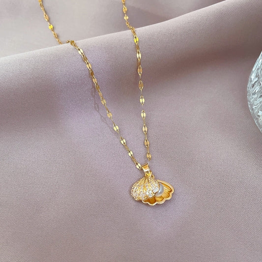 Elegant Shell Pearl Necklace with Rhinestones - Timeless Jewlery for Every Occasion