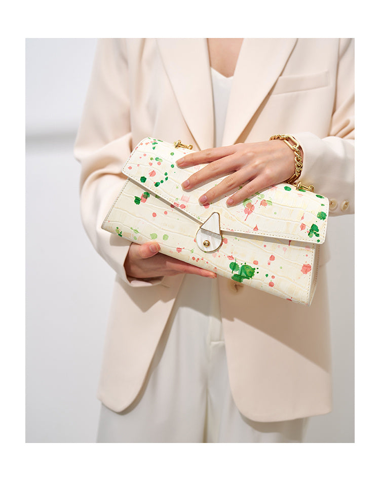 Luxuriöse Achseltasche aus Schleierleder mit 18-karätiger Goldkette – Das exklusive Sommeraccessoire